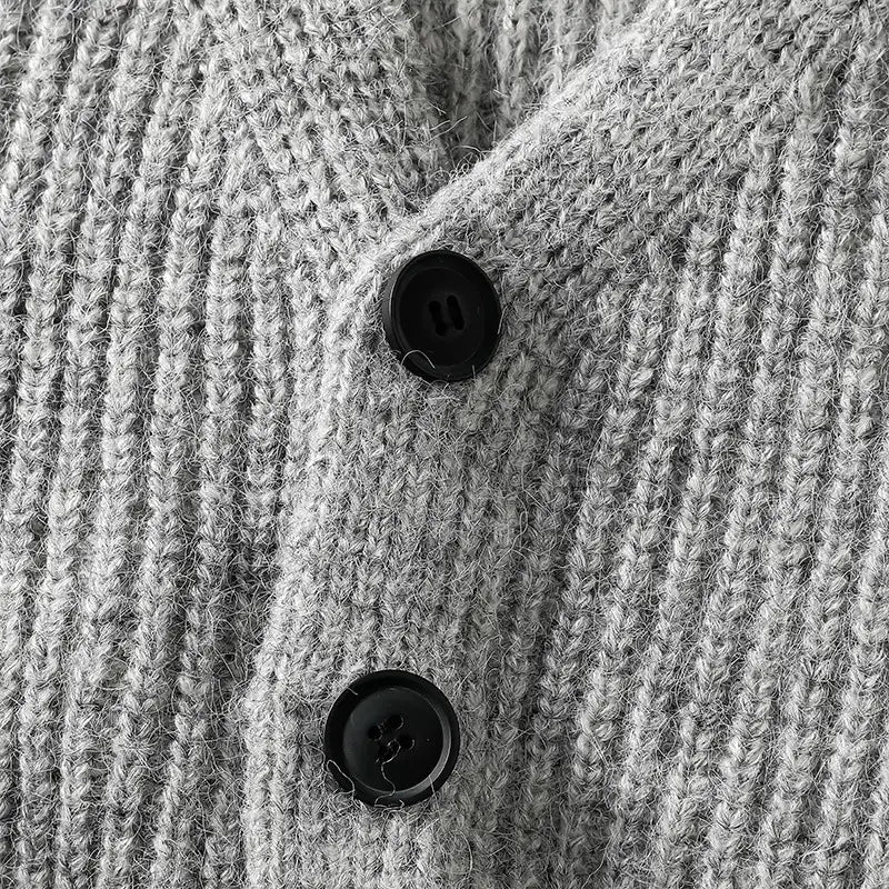 Herren-V-Ausschnitt-Strickcardigan aus grauem geripptem Strickstoff mit schwarzen Knöpfen.