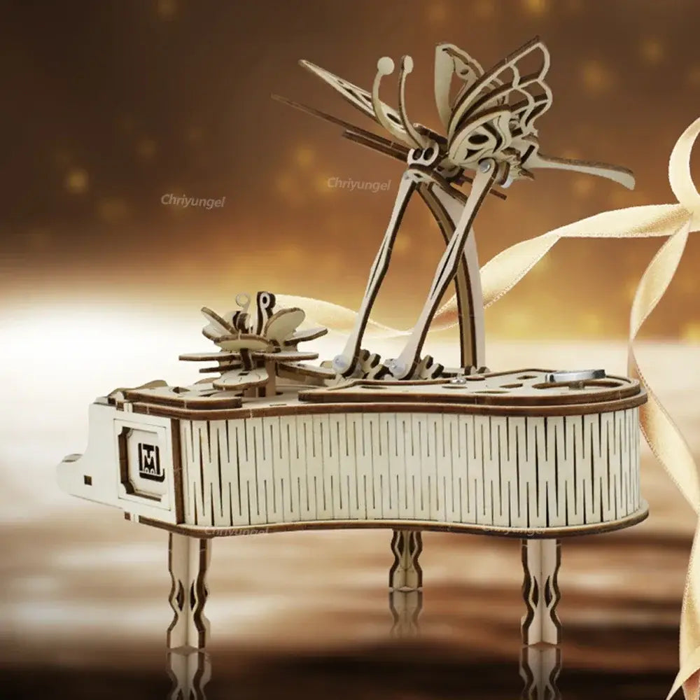 ein zarter weißer Holzschmetterling sitzt auf einer Miniatur-Klavier-Musikbox, gefertigt aus lasergeschnittenem Holz mit kunstvollen vertikalen Lamellen und eleganten Beinen in einem Klavier-Musikbox-Bastelset