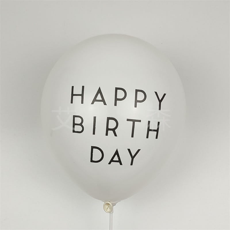 un ballon en latex blanc translucide avec « joyeux anniversaire » imprimé en caractères gras noirs, provenant d’un lot de 20 ballons en latex d’anniversaire, assortiment imprimé.