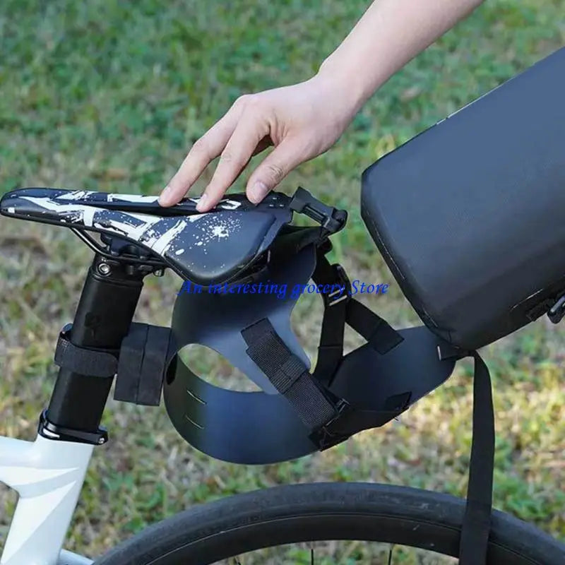 背面から示した、調節可能なストラップ付きの黒と白のまだら模様の自転車サドルバッグ固定ブラケット。