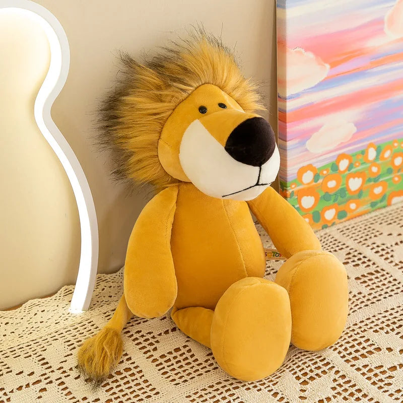 un muñeco de peluche suave de animal de la jungla, que muestra un león amarillo con una melena esponjosa, nariz y ojos negros, sentado sobre una superficie de encaje