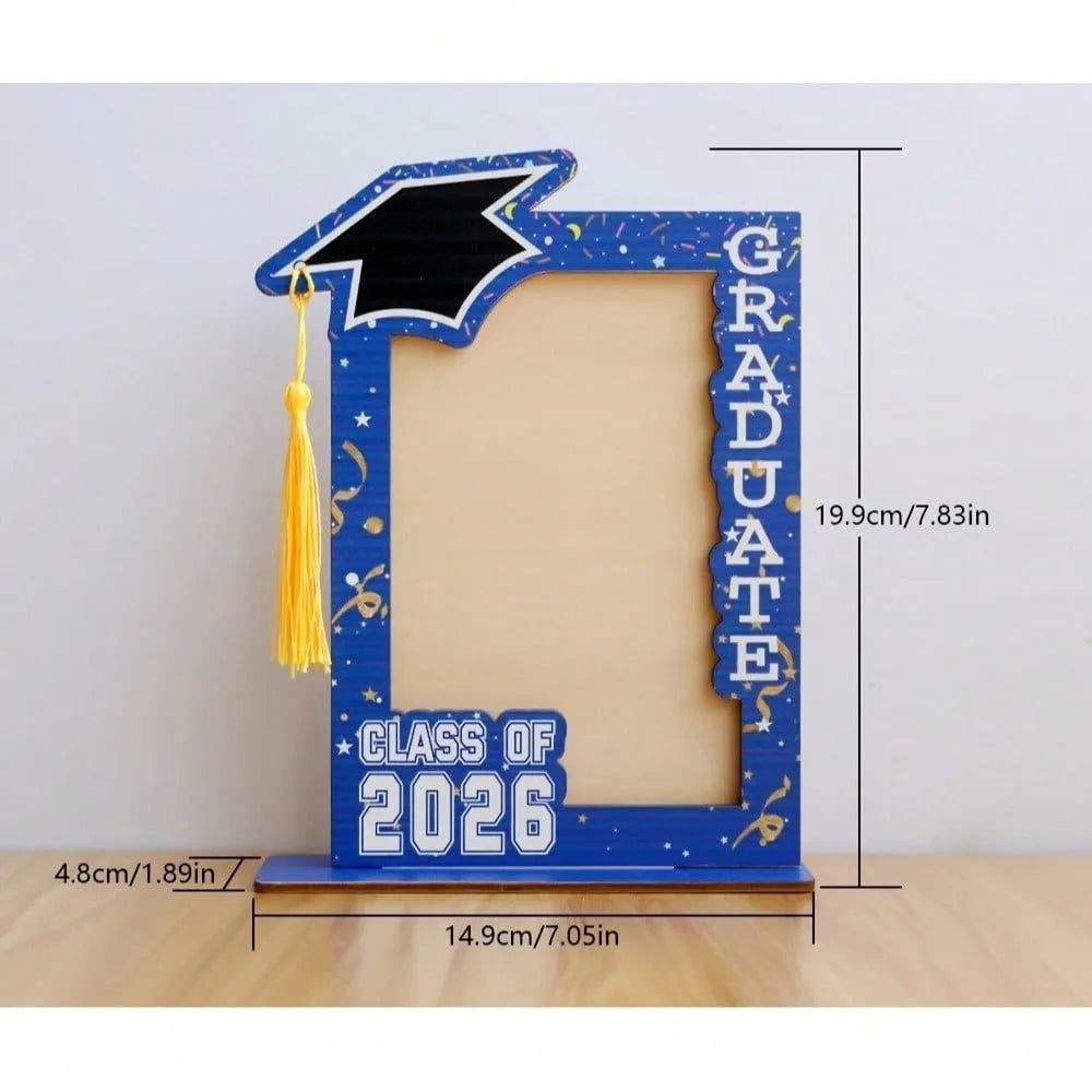 ensemble de cadre photo de graduation en bois bleu présentant un mortier noir avec un gland jaune et des inscriptions « diplômé » et « classe de 2026 » en blanc