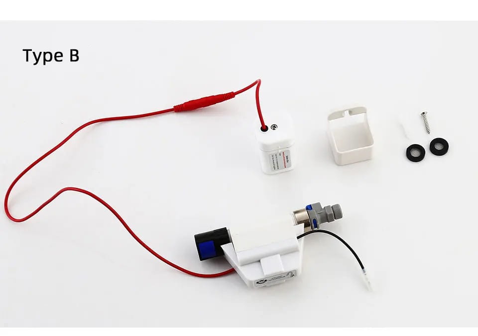 Batteriekasten-Ersatzteil aus weißem Kunststoff für den Küchenarmaturensensor mit roter Verkabelung und sichtbaren schwarzen Steckverbinder-Komponenten von der Rückseite