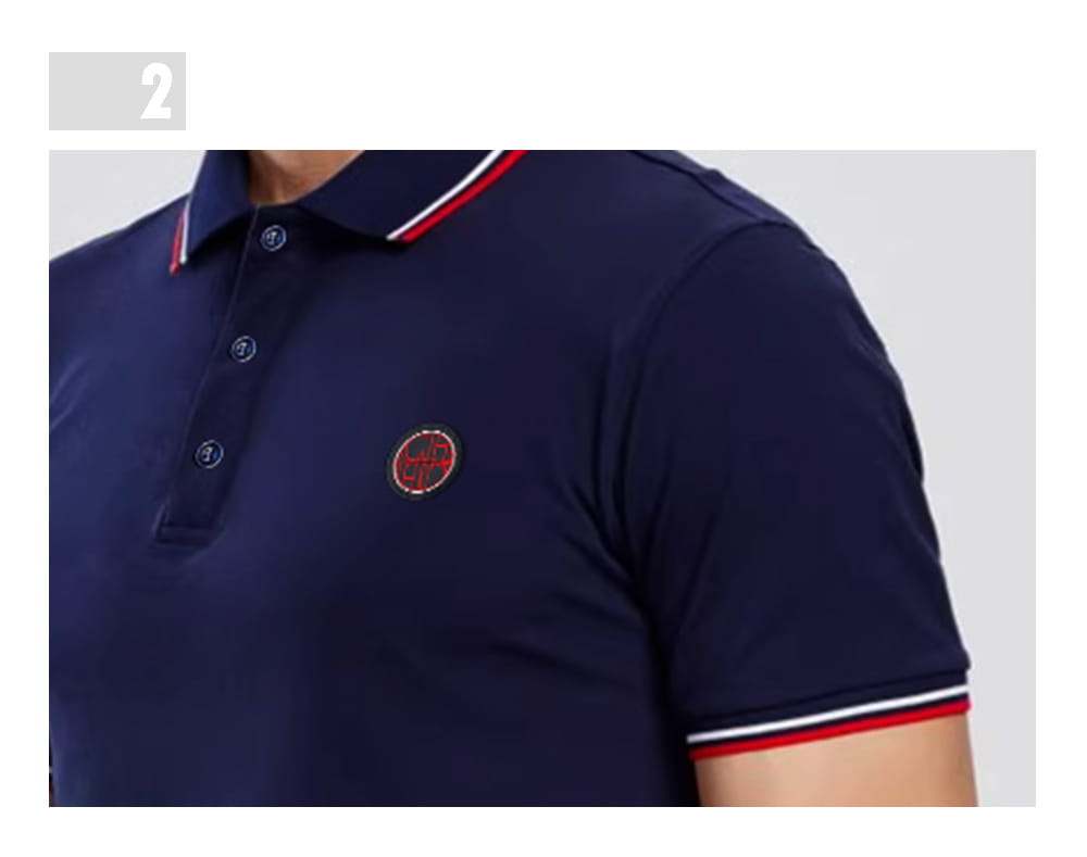 Herren-Poloshirt aus Baumwolle in Marineblau mit rot-weißem Kontrastbesatz am Kragen und an den Ärmelbündchen, mit einem runden, bestickten Logo auf der Brust.