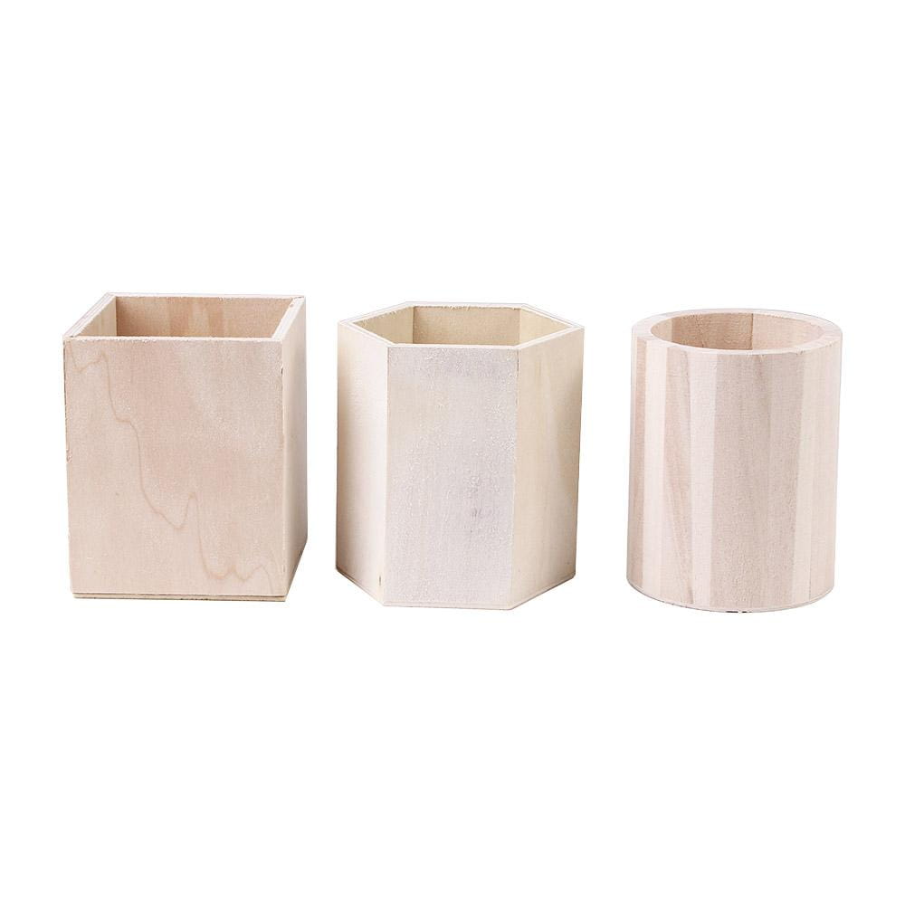 Lot de trois boîtes de rangement minimalistes en bois pour organisateur de bureau de porte-stylo, aux tons beige naturel, de formes carrée, hexagonale et cylindrique, avec une finition lisse légèrement poncée.