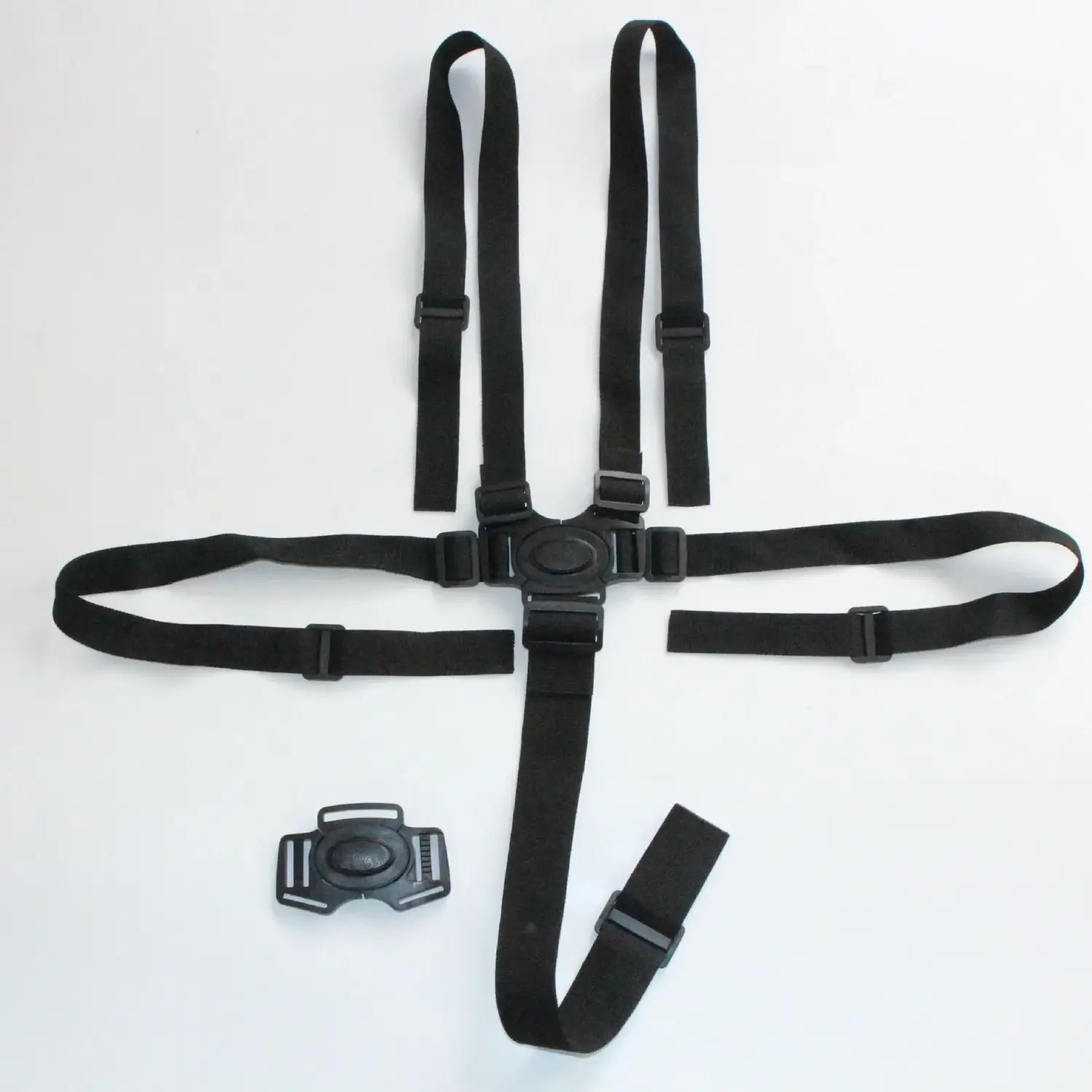 Arnés de seguridad para bebé universal de nailon negro de 5 puntos para carrito, con cinturón, correas ajustables y hebillas de plástico; se muestra desde el lado trasero