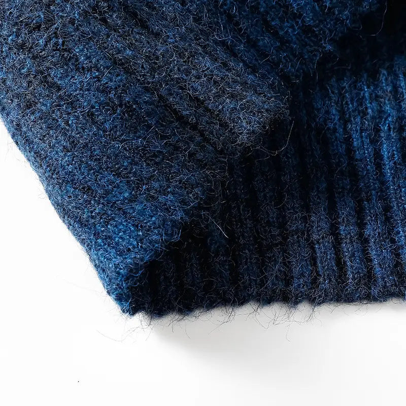 Herren-V-Ausschnitt-Strickcardigan in tiefem Marineblau mit grobem Strick und gewebter, flauschiger Garn-Optik.