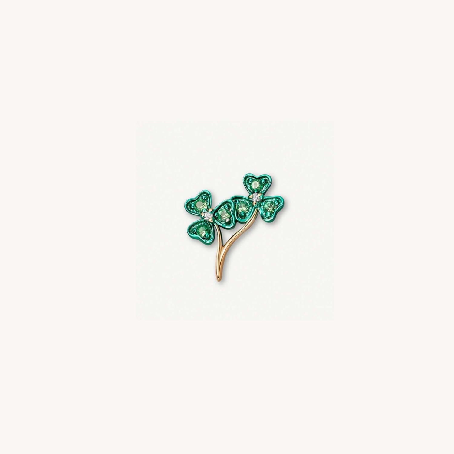collier pendentif ouvert délicat en ton or pour femmes et jeunes filles, style vestimentaire simple, avec trois pierres précieuses vert émeraude en forme de cœur, chacune agrémentée d’un petit diamant au centre.