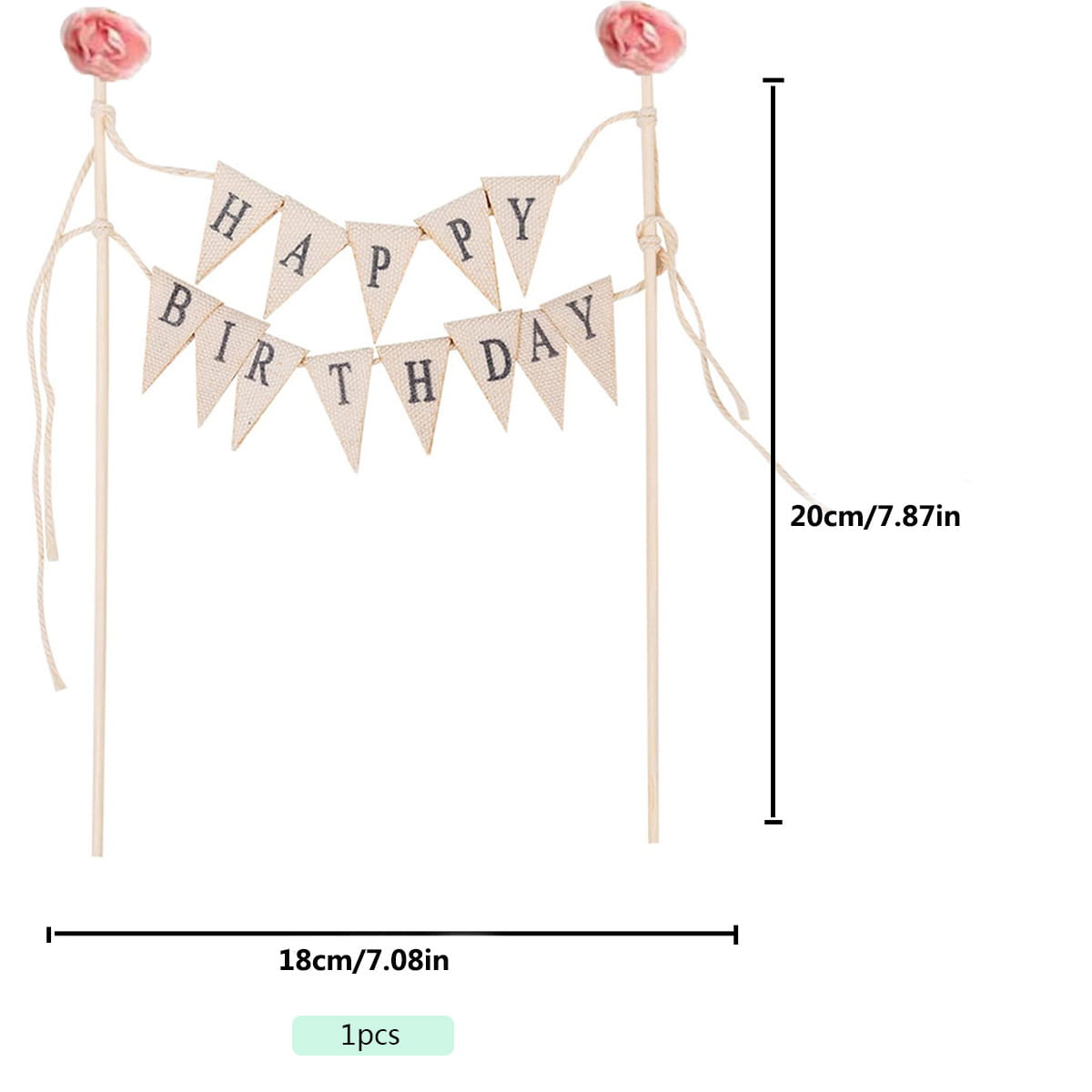 Un délicat fanion de gâteau d’anniversaire couleur beige, surmonté d’une inscription sombre et de roses en tissu roses à chaque extrémité.