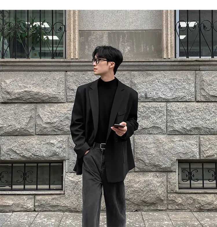 Blazer de doble botonadura con corte entallado negro y solapas tipo pico, confeccionado en poliéster para uso casual de hombre.
