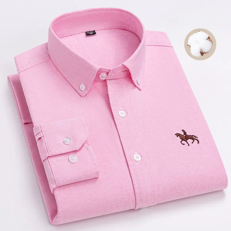 Chemise pour homme en oxford à coupe ajustée 100 % coton en rose, avec un discret tissage texturé, des boutons blancs et un logo de cheval marron brodé sur la partie gauche de la poitrine.