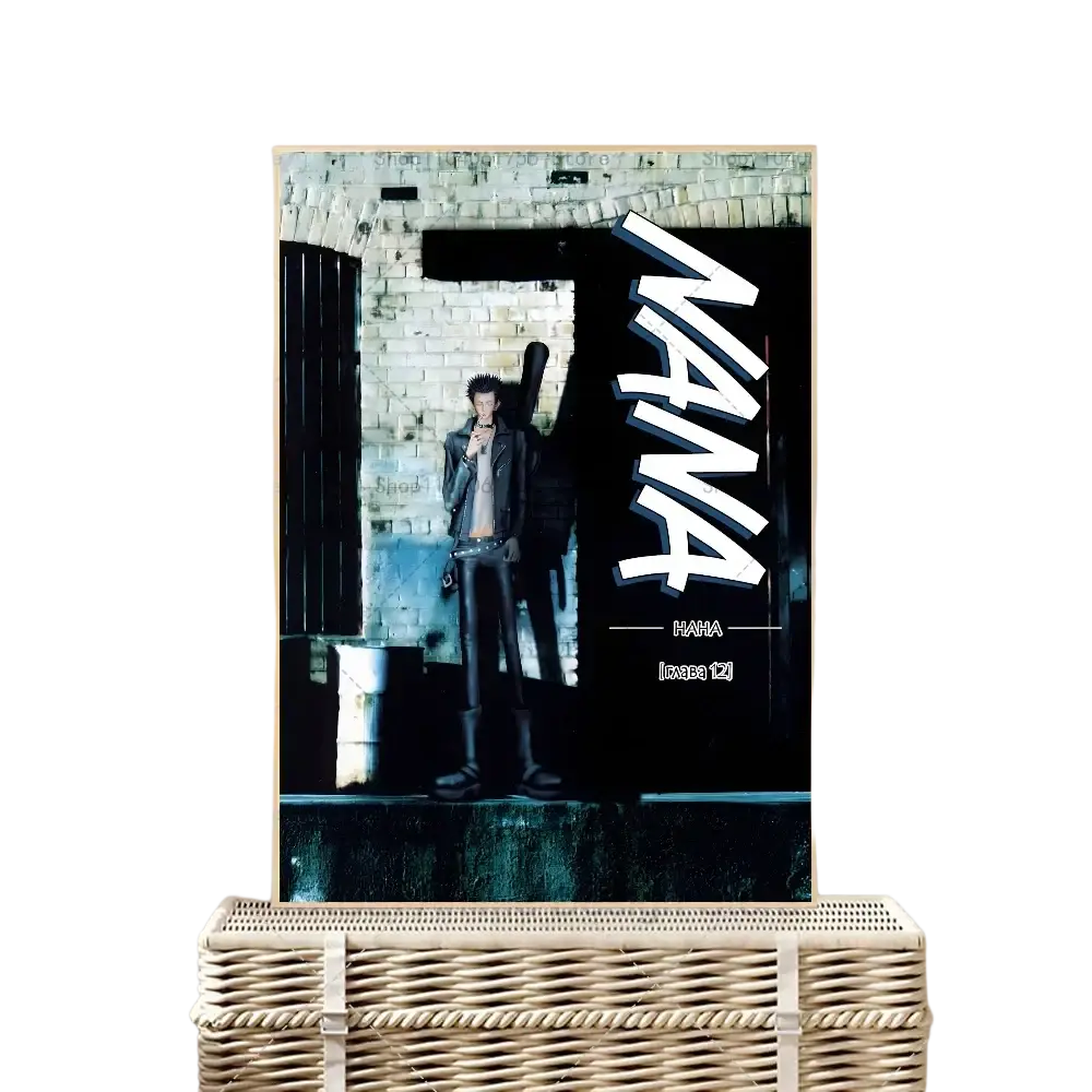 Un autocollant-sticker d’affiche murale étanche de type classique animé Nana encadré, présentant un personnage Nana d’animation stylisé portant des vêtements sombres, debout contre un mur en briques, avec des lettres blanches Nana bien visibles et le texte « hama mag 12 » en dessous.