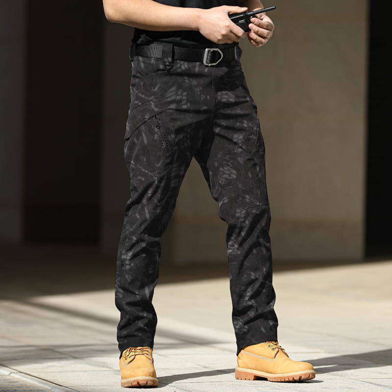 Wasserdichte taktische Cargo-Hose für Herren in Schwarz mit einem dezenten Tarnmuster und mehreren Utility-Taschen.
