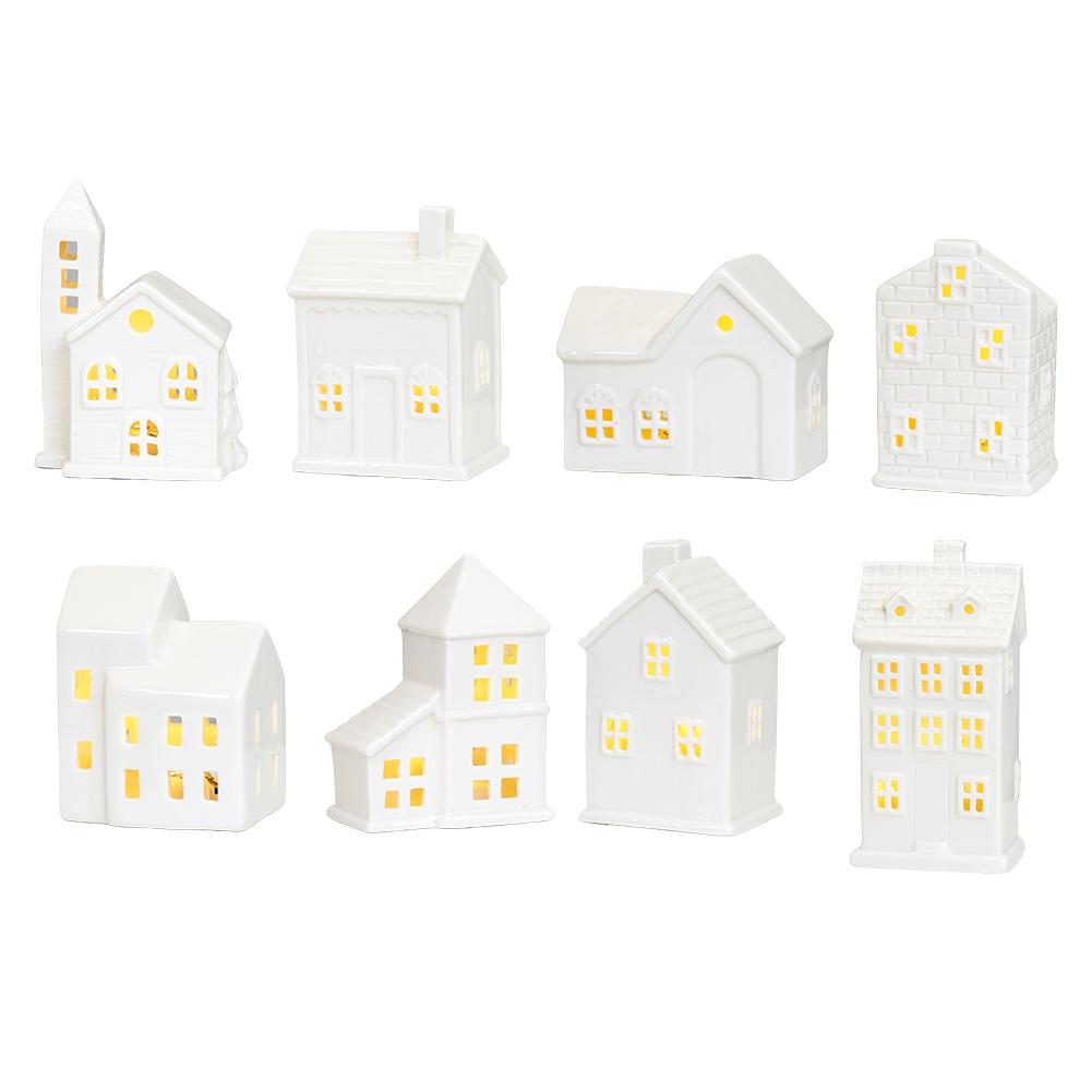 Set aus acht weißen Miniatur-Weihnachtsdorf-Häusern aus Keramik mit leuchtenden gelben LED-Fensterlichtern, die eine bezaubernde Verzierung im Winterwunderland-Stil schaffen.