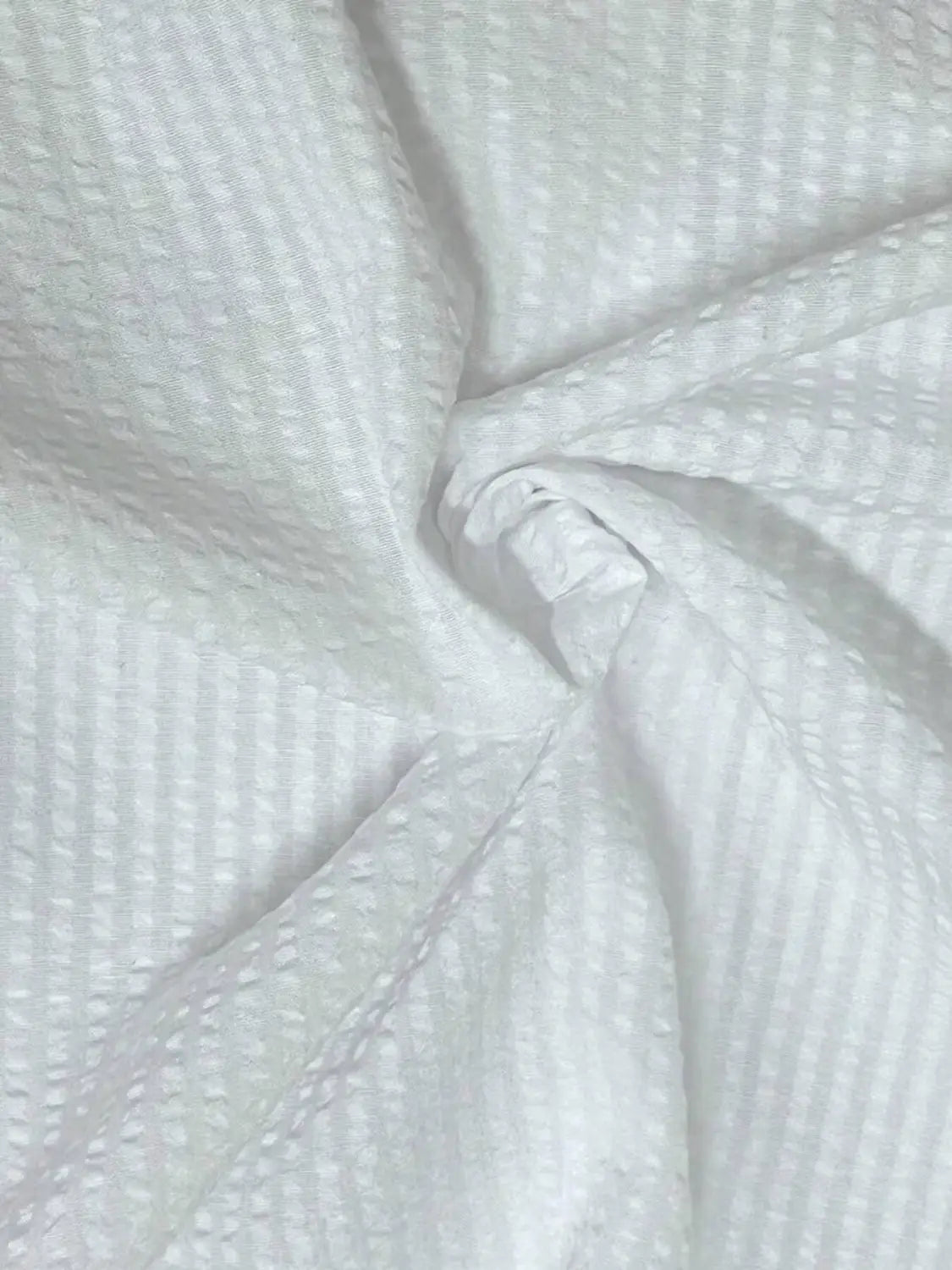 Chemise décontractée boutonnée manches longues à rayures bleues pour homme fabriquée dans un tissu blanc en sergé gaufré, avec un motif en grille en relief texturé