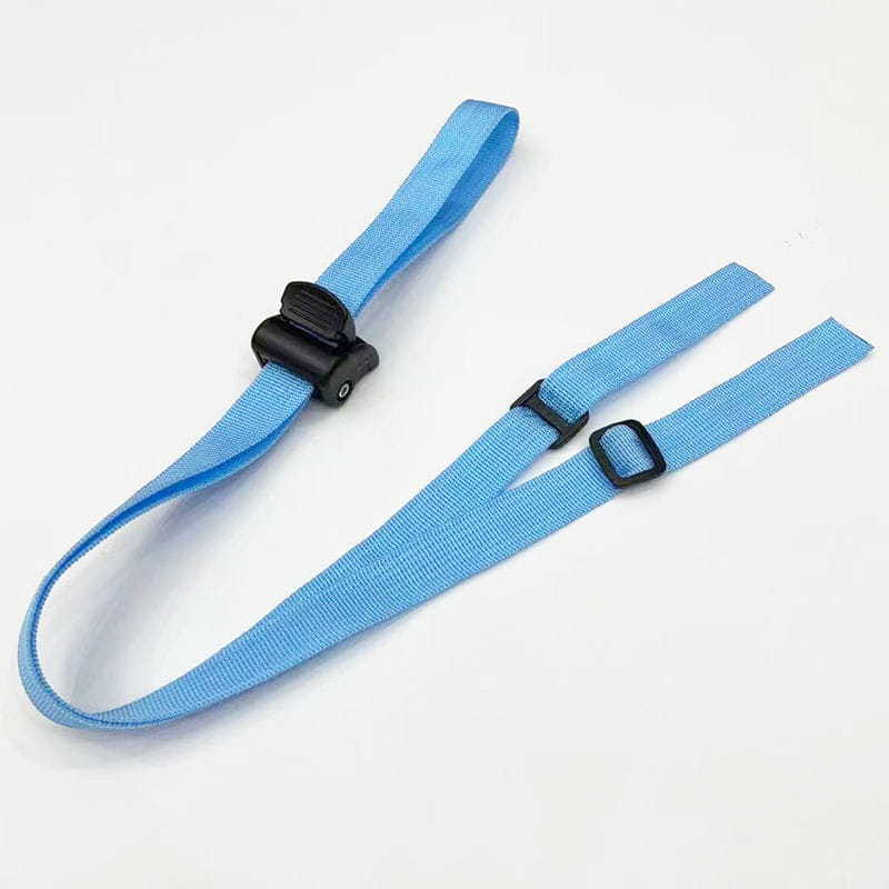 Hellblauer Stoffsatz für die Rückenlehnenverstellung des Kinderwagens mit schwarzen Kunststoffschnallen sowie Clip für eine sichere Fixierung.