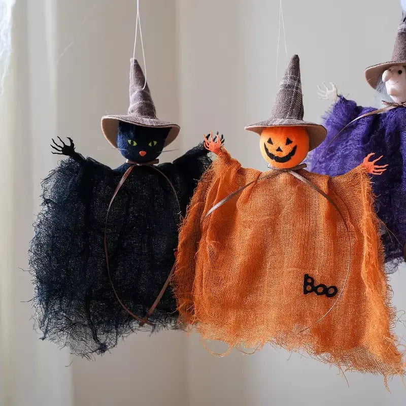 Colgante de adorno de halloween de bruja naranja con cara de calabaza y texto de boo negro bordado en una túnica de tela deshilachada, figura colgante.
