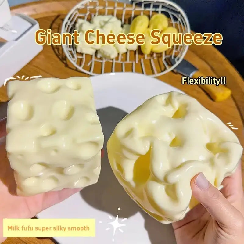 juguete blando de descompresión de crecimiento lento con forma de queso en silicona color blanco marfil, con superficie texturizada que imita los orificios del queso suizo y un diseño suave y flexible, visto desde el frente.