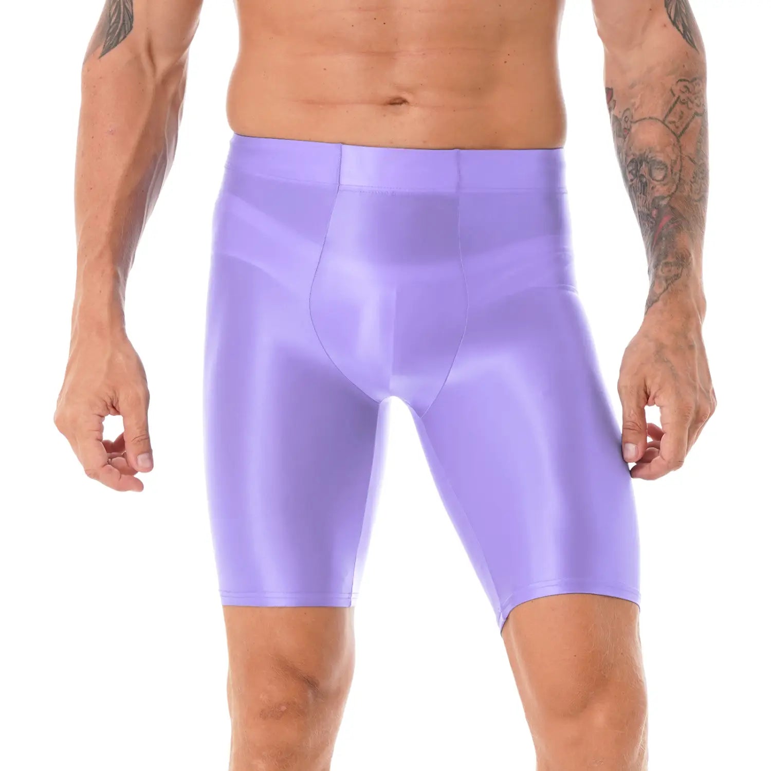Shorts morados brillantes y ajustados, confeccionados con material brillante liso, combinados con una camiseta de compresión para hombre de manga larga y acabado brillante