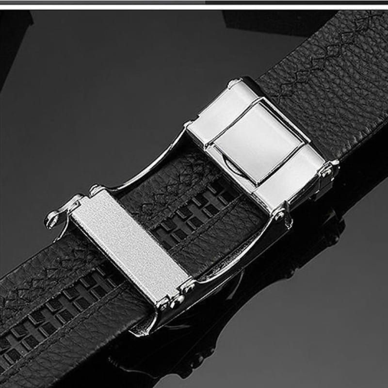 Ceinture en cuir pour hommes avec empiècement en PU noir et boucle automatique ton argent présentée sur fond blanc