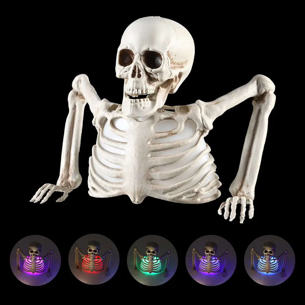 Adorno de Halloween de esqueleto de plástico blanco con caja torácica luminosa en varios colores.