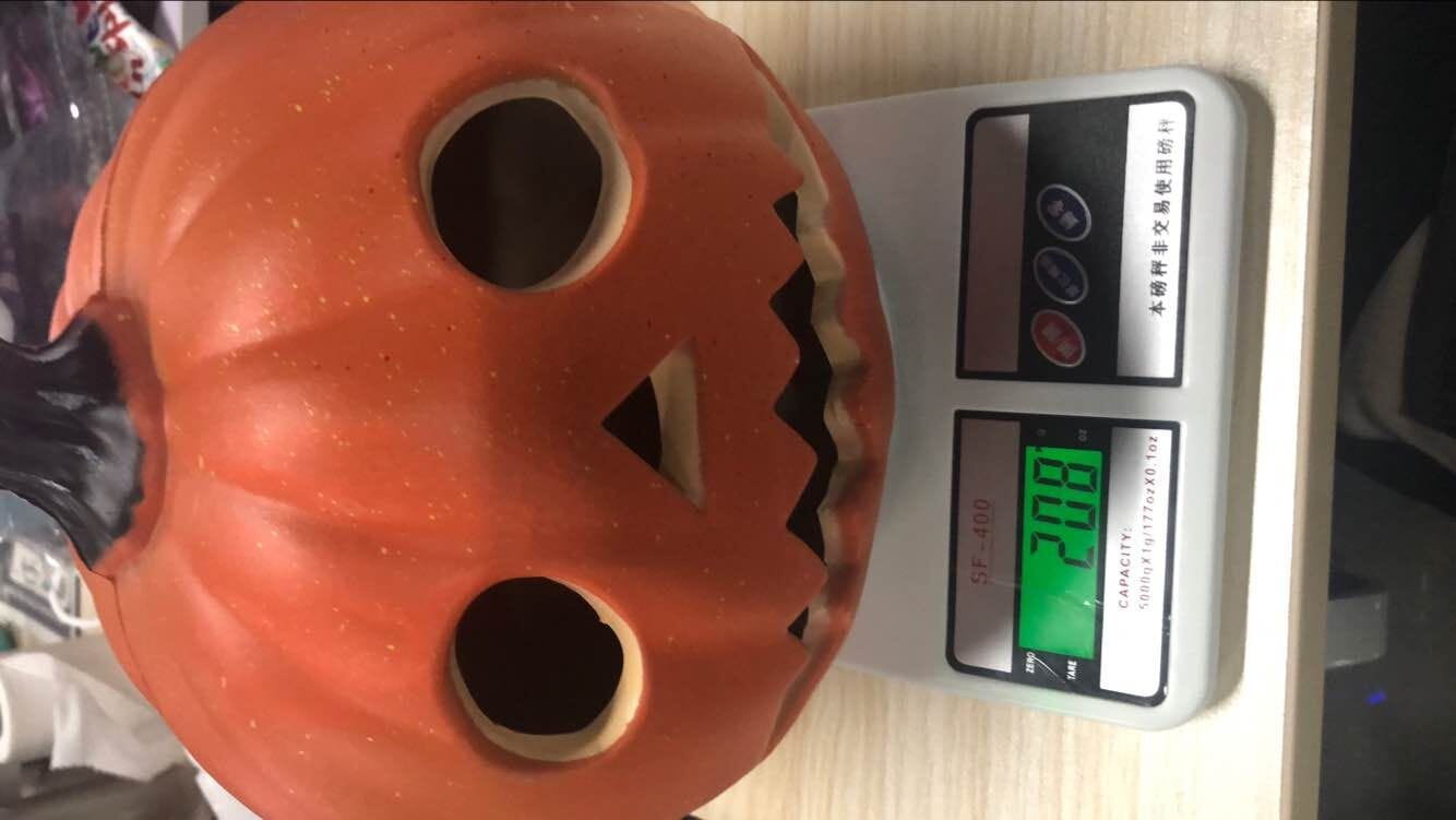 Citrouille Halloween en plastique orange avec yeux, nez et dents irrégulières sculptés, illuminée par LED, pour la décoration d’Halloween intérieure et extérieure et la décoration du foyer.