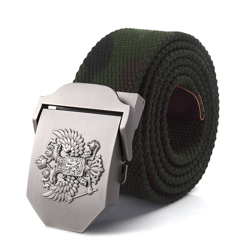 Boucle de ceinture à finition ton argent avec un emblème d’aigle bicéphale en relief, associée à une sangle en toile à motif camouflage sur une ceinture tactique en toile à aigle russe pour hommes, pour un usage militaire.