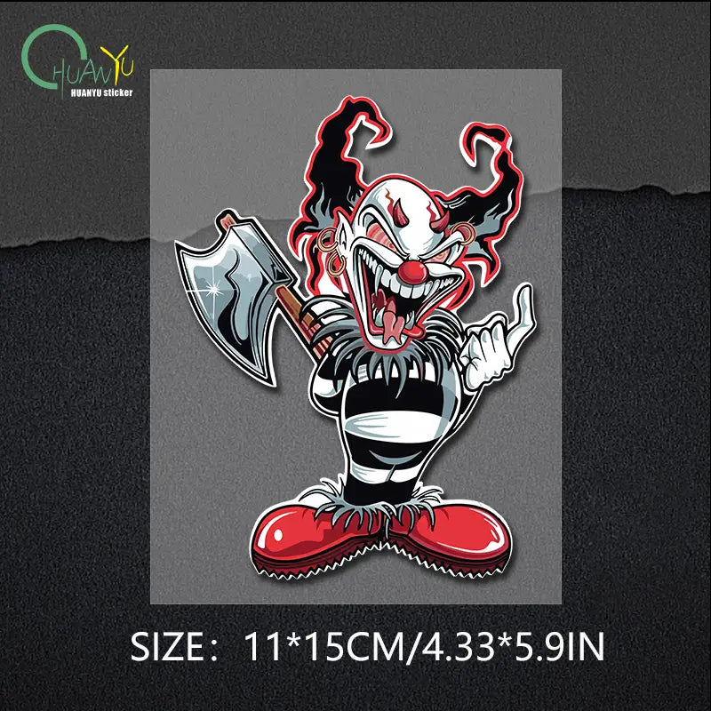 Un autocollant de clown dessin animé menaçant portant une tenue rayée noir et blanc avec des chaussures rouges et un nez rouge lumineux tenant une hache dans un autocollant imperméable pour voiture de clown maléfique.