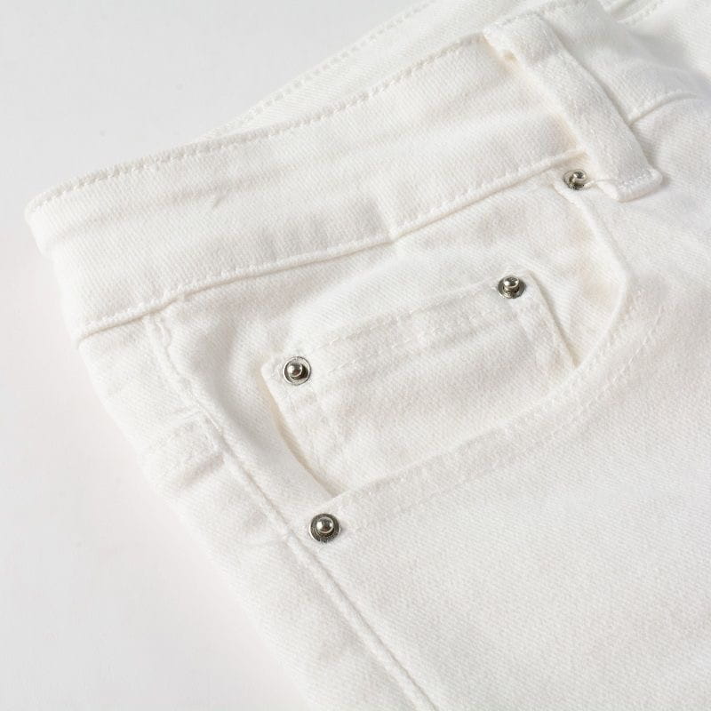 Face arrière d’un jean pour homme blanc délavé à coupe ajustée, en tissu denim, avec des rivets ton argenté sur la poche arrière