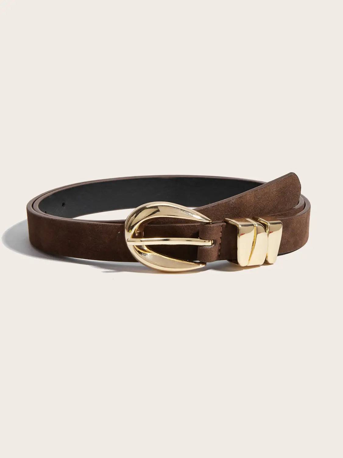 Cinturón boho de ante marrón con hebilla de tono dorado y pasador rectangular a juego.