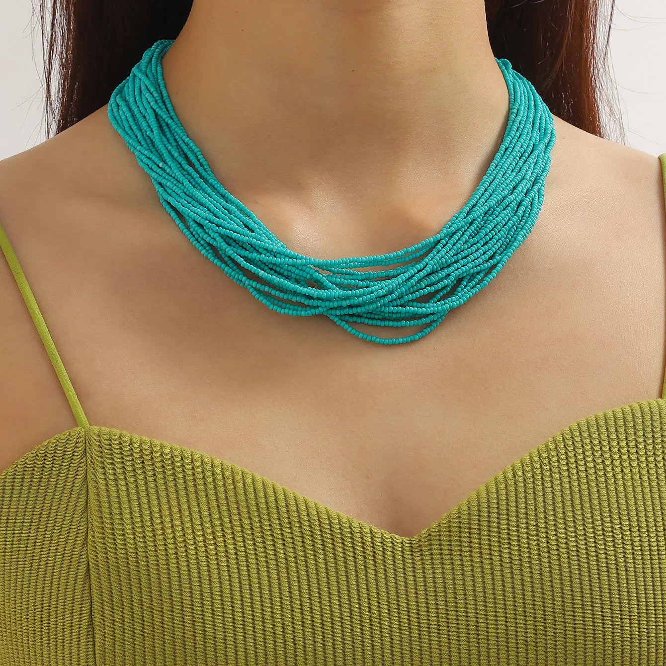 Collier ras du cou boho à plusieurs rangs avec perles turquoise éclatantes, fabriqué à partir de plusieurs brins.