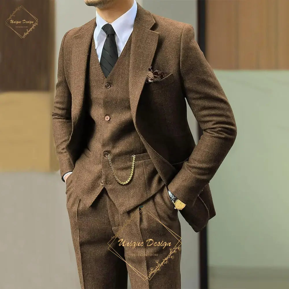 traje de hombre de tweed marrón de tres piezas, de una sola hilera, entallado sencillo, con patrón de espiga jaspeado y chaleco a juego, con tipo de cierre clásico adecuado para envío directo.