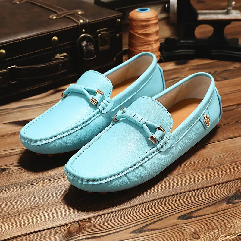 Chaussures à enfiler habillées en cuir bleu clair pour hommes, avec un gland torsadé et des accents métalliques ton or, se portent sans effort avec des chaussures décontractées.