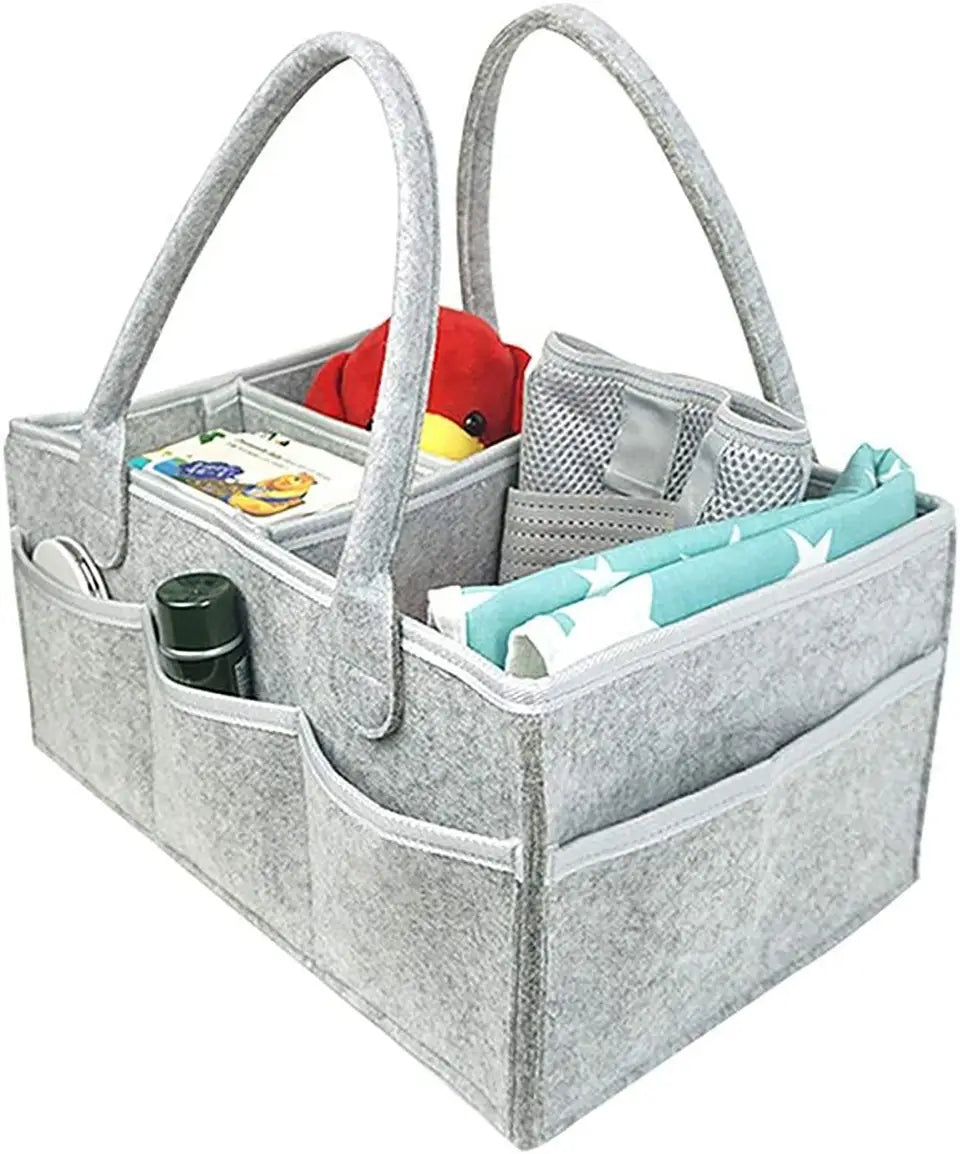 Grand sac organisateur en feutre gris pour couches, avec deux anses et plusieurs compartiments pour les essentiels de bébé.