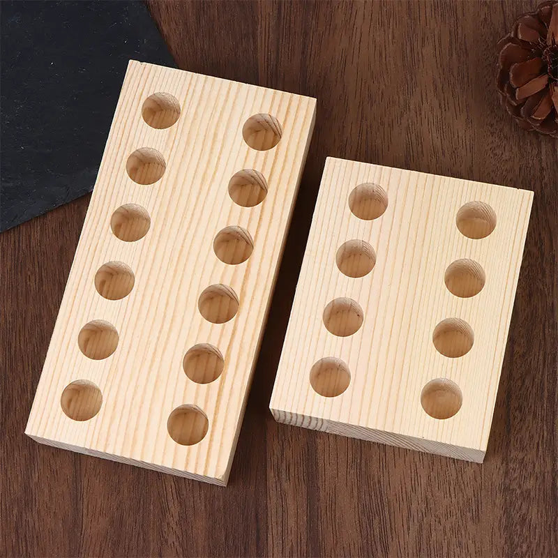 Organizador de herramientas para tablero perforado de soporte de pinzas de madera de color claro, con ranuras circulares distribuidas uniformemente para el almacenamiento de herramientas.