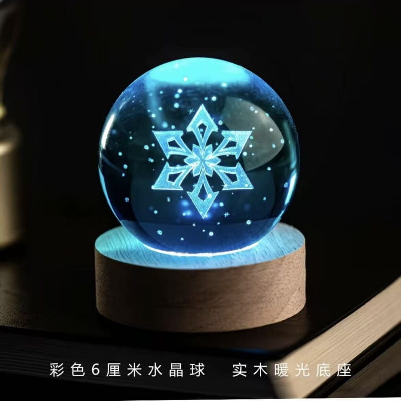 Un motif de flocon de neige bleu lumineux gravé dans une boule de cristal transparente de 6 centimètres, reposant sur une base en bois, comme produits finis de la boule de cristal de Genshin Impact.
