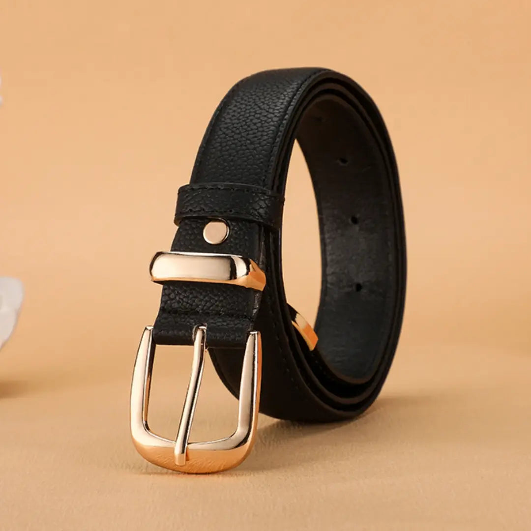 El cinturón negro de cuero sintético (PU) con hebilla de tono dorado y pasador a juego es un accesorio elegante.