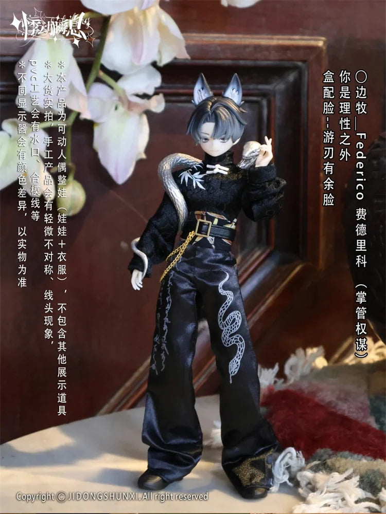 Figura coleccionable de anime gótico de acabado en producto final: muñeca coleccionable con vestimenta negra tipo satén, bordado de serpiente plateada y cinturón con ribete dorado con orejas de zorro