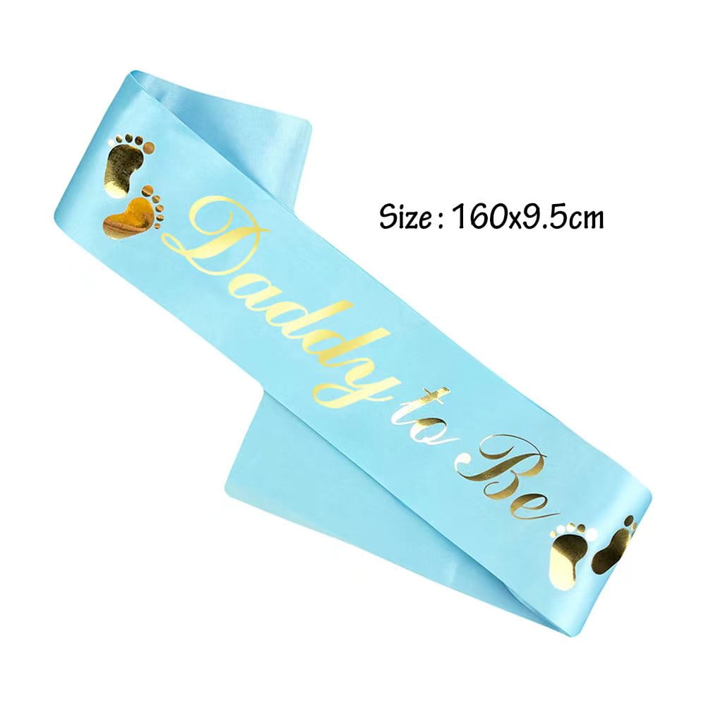 Écharpe en satin bleu clair « daddy to be » avec texte et empreintes en feuille d’or, de la maman à l’écharpe et au badge du kit de révélation du sexe.