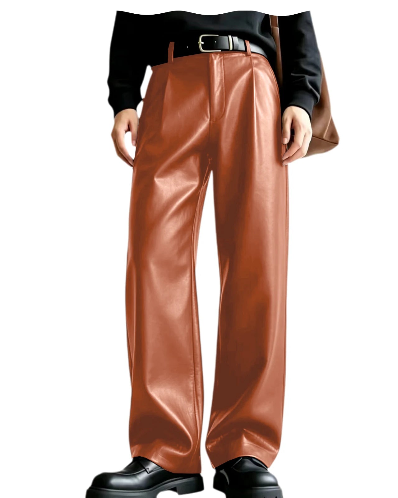 Pantalones de hombre de cuero sintético (PU) color caramelo con pernera ancha y acabado brillante, con un diseño moderno y sofisticado.