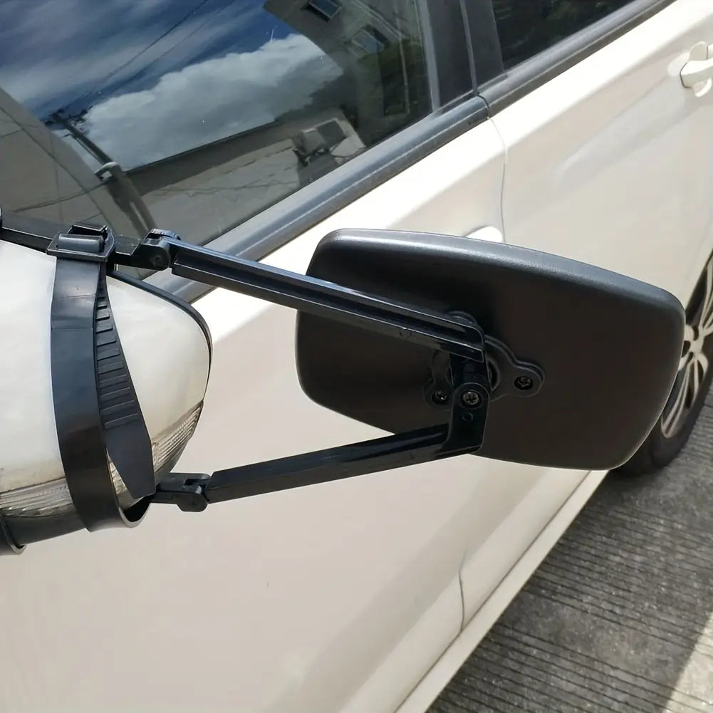 Clip de plástico negro para la extensión del retrovisor de enganche con brazo ajustable instalado en el retrovisor lateral de un automóvil blanco para el uso en autocaravanas y camiones.