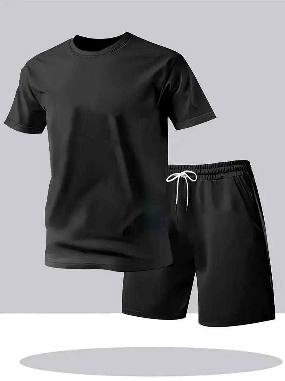 Ensemble de sport deux-pièces pour homme, d’été, comprenant un t-shirt noir à manches courtes et des shorts noirs assortis avec un cordon de serrage blanc, conçu pour le sport et le port décontracté.