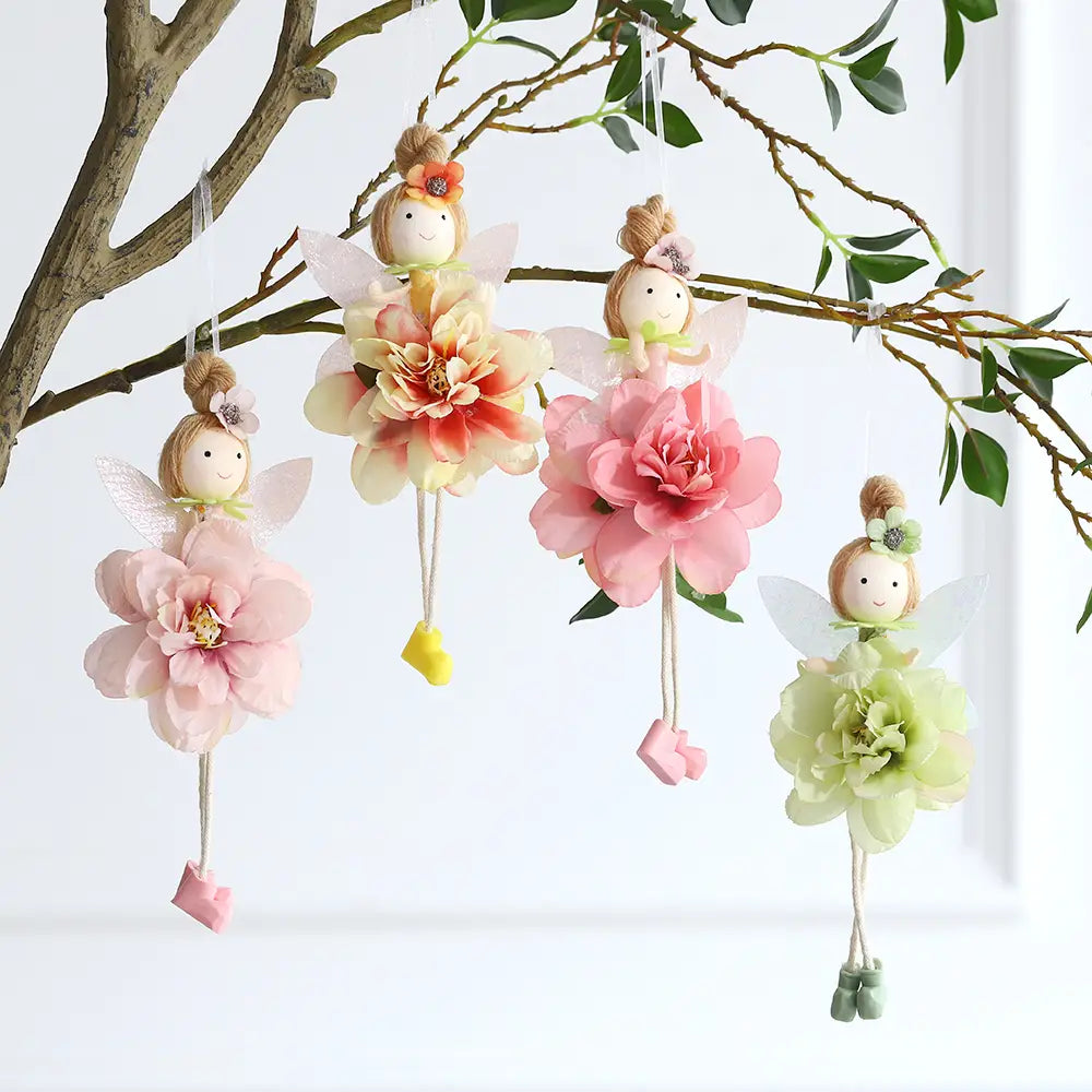 Pastellfarbene Oster-Feen-Anhänger mit zarten Stoffflügeln und übergroßen Blumenkleidern in Rosa, Pfirsich und Grün, die in einem Oster-Feen- und Osterhasen-Anhängeset an einem Zweig hängen