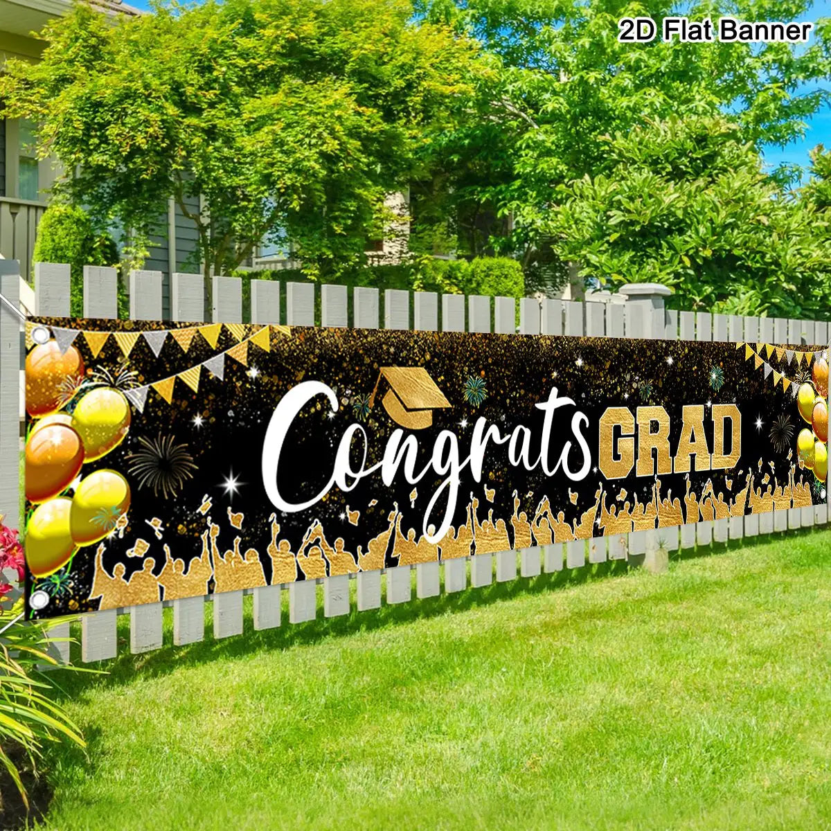 Banner de graduación clase de 2026, suministros para fiesta, con un diseño dorado y negro con globos tipo confeti brillantes y siluetas de graduados celebrando.