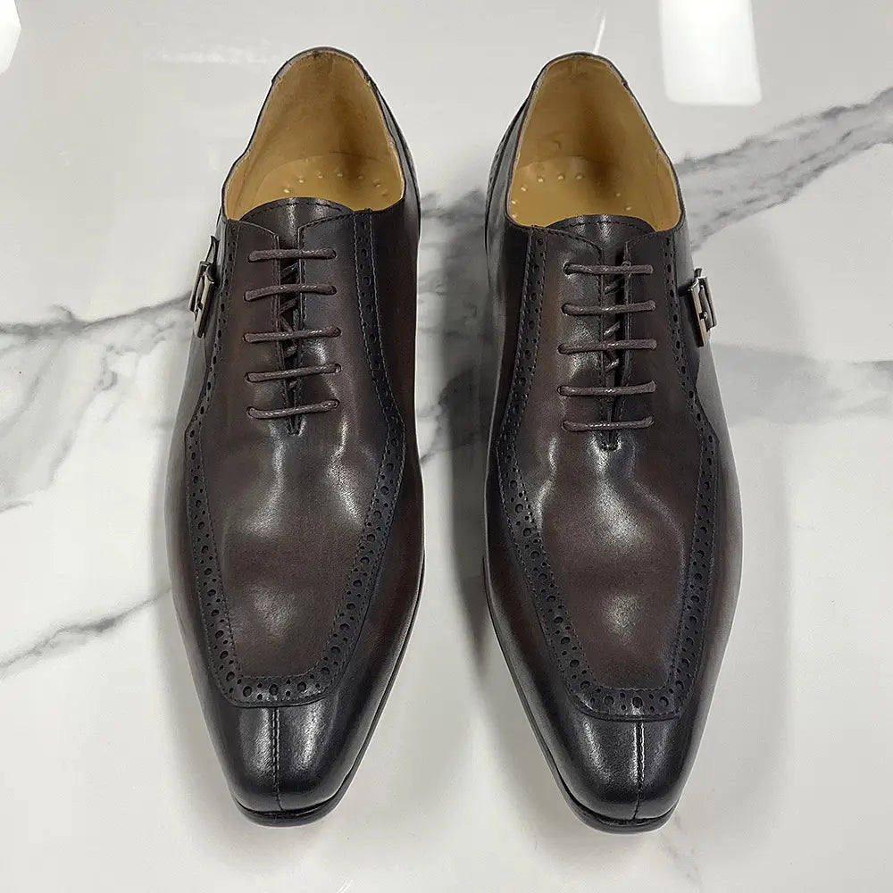 Une paire de chaussures de ville à bout brogue type derby Oxford pour homme en cuir véritable marron foncé foncé, finition polie, panneaux détaillés au niveau des orteils et sur le côté.