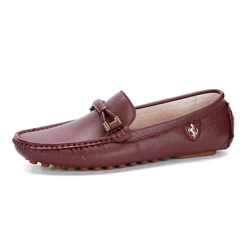 Les chaussures à enfiler habillées en cuir bordeaux avec un emblème équestre ton or et des détails cousus se portent sans effort avec des chaussures décontractées.