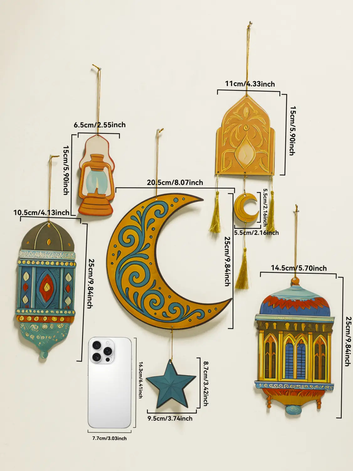 Una ornamentación de media luna de madera decorativa, con patrones intrincados en espiral turquesa y dorada, diseñada como farol tipo lámpara de pared moderna para la luna y estrella del Ramadán islámico.