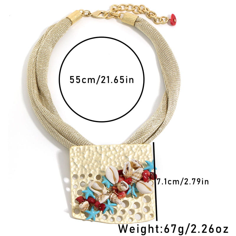 Collier ras du cou géométrique en mesh texturé beige avec pendentif carré en métal martelé, orné de coquillages, de charmes en forme d’étoiles de mer turquoise et de perles rouges, pour femmes, bijou d’affirmation.