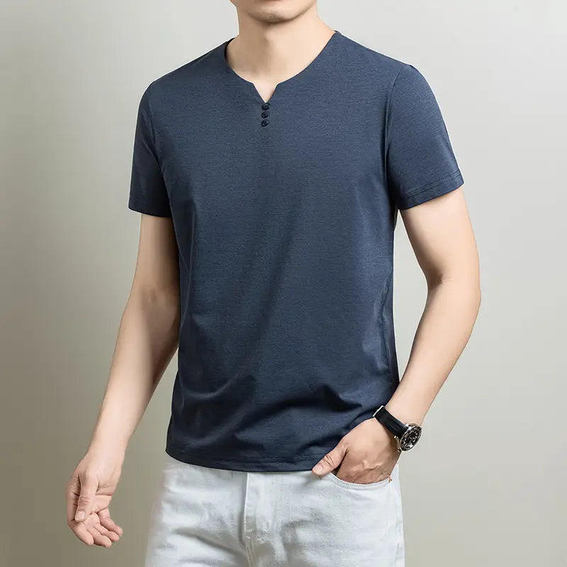 Camisa henley informal de manga corta color azul marino con textura para hombre, con tres botones negros en el cuello, diseñada como camiseta informal.