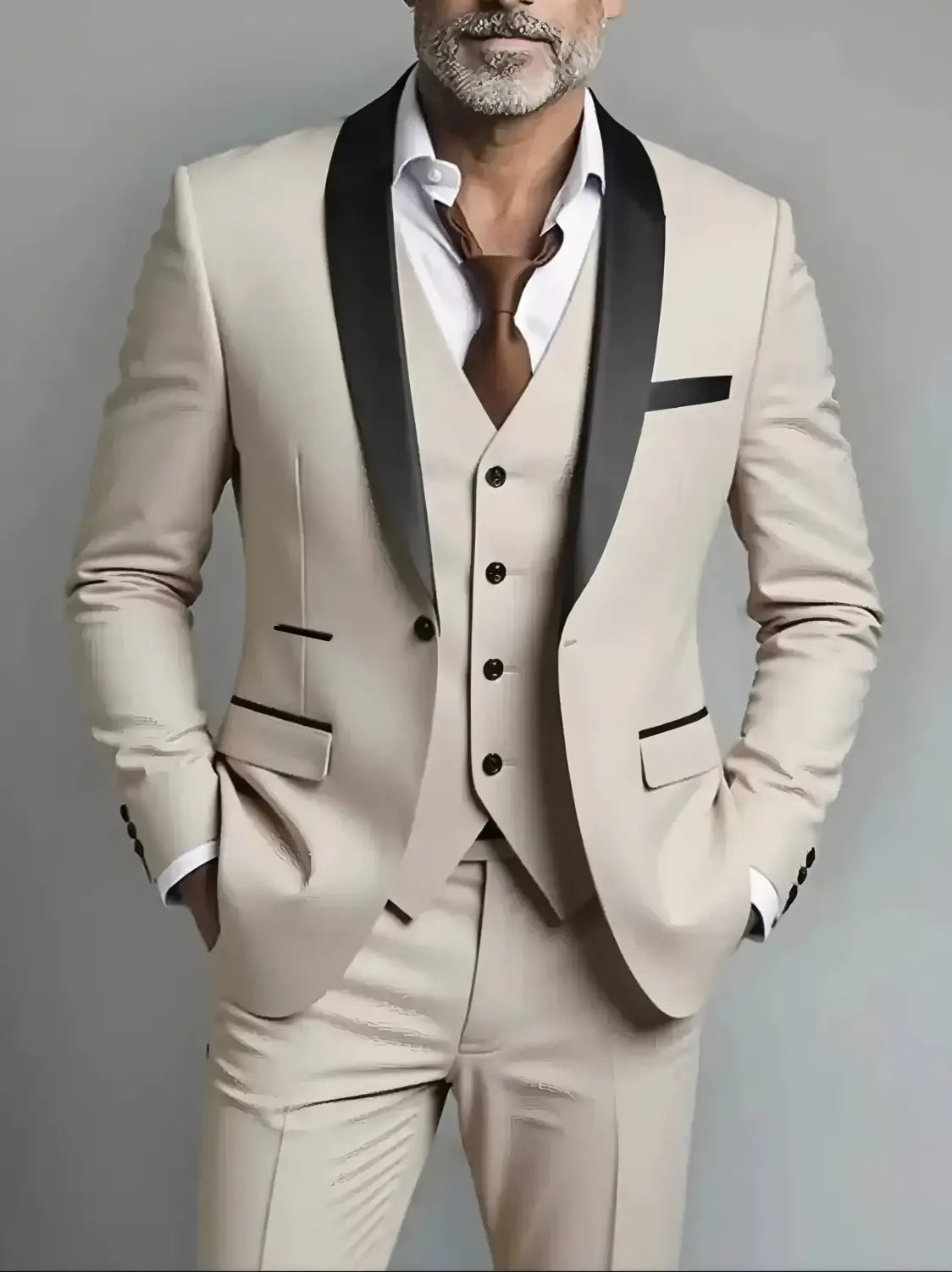 Beiger Dreiteileranzug mit schwarzen Satin-Revers und passendem Besatz, mit Verschlussart für einen Herren schwarzen Slim-Fit-Einreiher-Smoking.